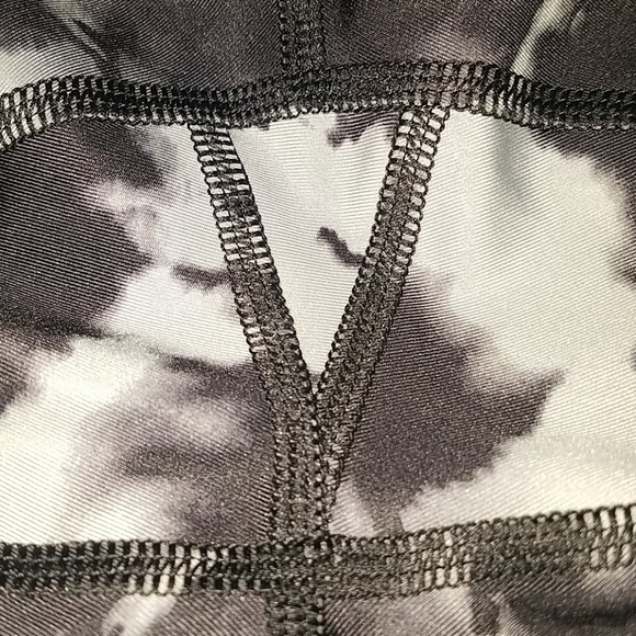 LIKE NEW Lucy Perfect Core Capri - Picture 9 of 16